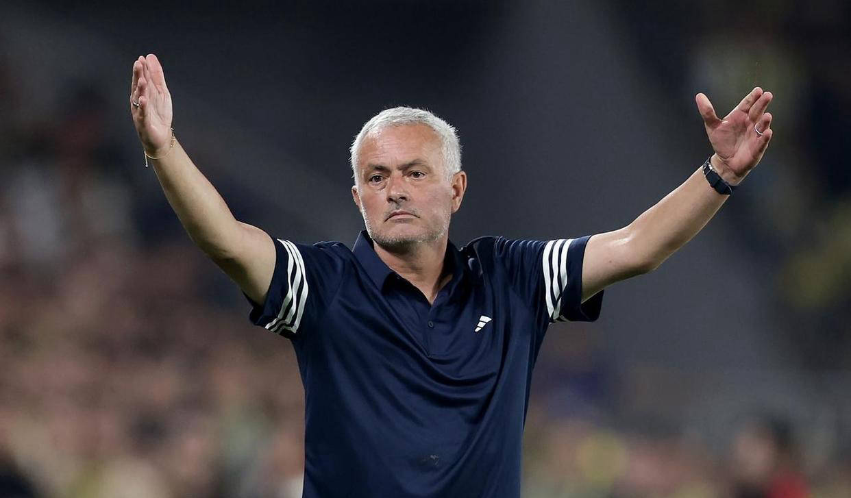 穆帅重返波尔图老东家，球迷称其依然风度翩翩